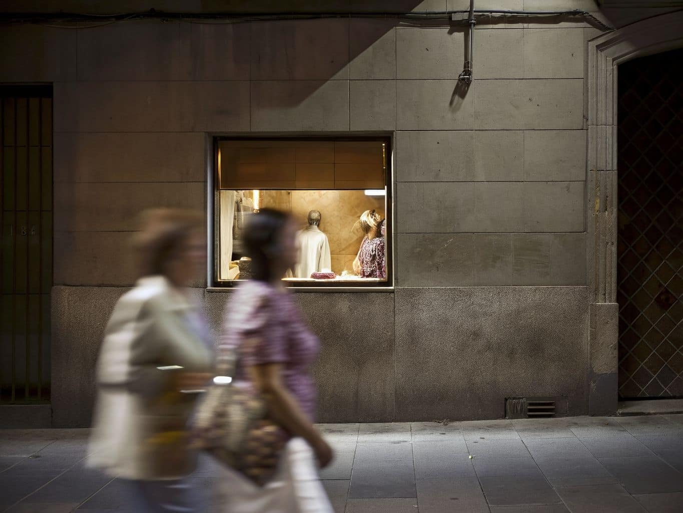 Calle comercial española con el escaparate de un pequeño taller artesano