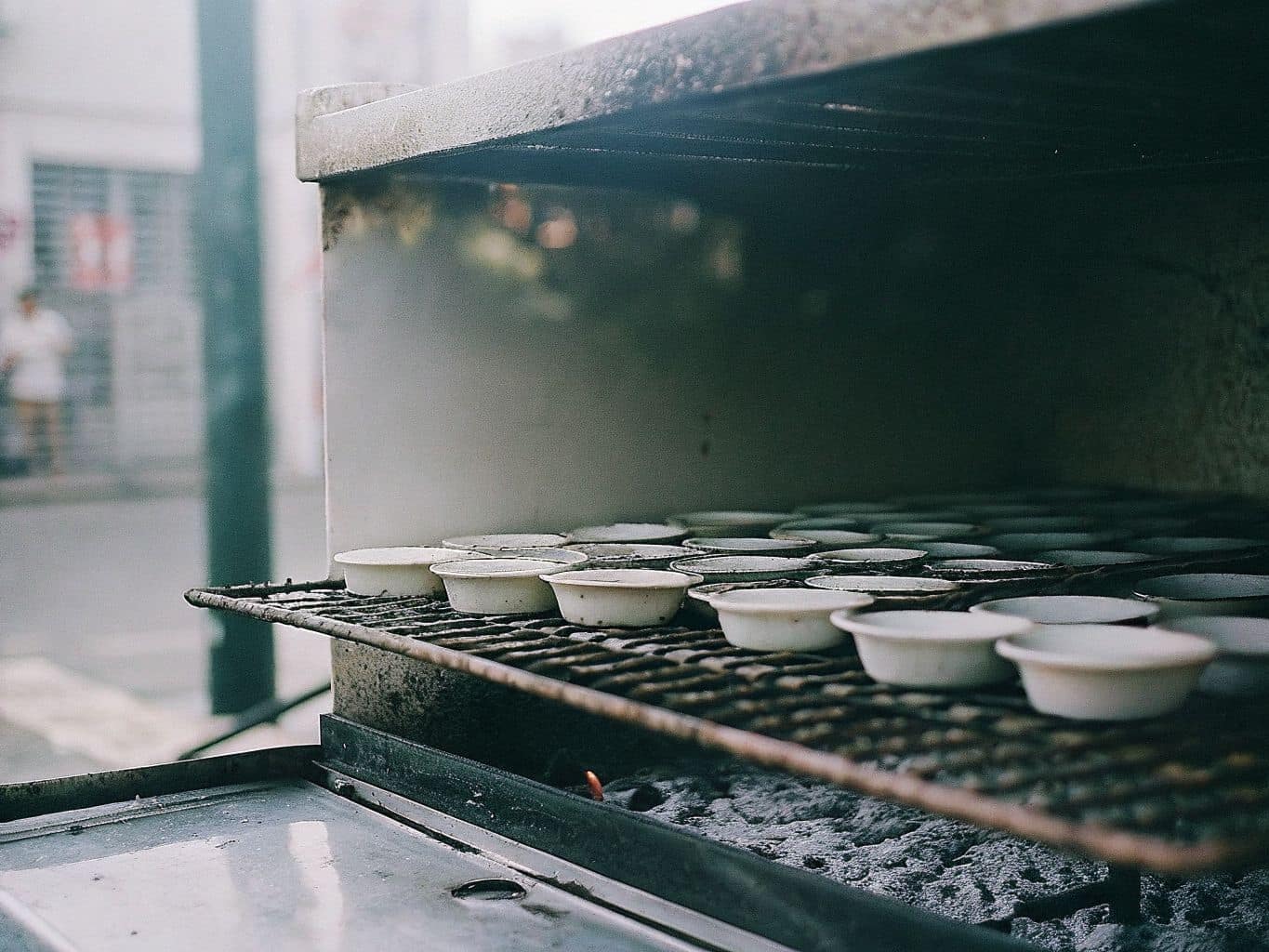 Piezas recién sacadas del horno enfriándose sobre una rejilla