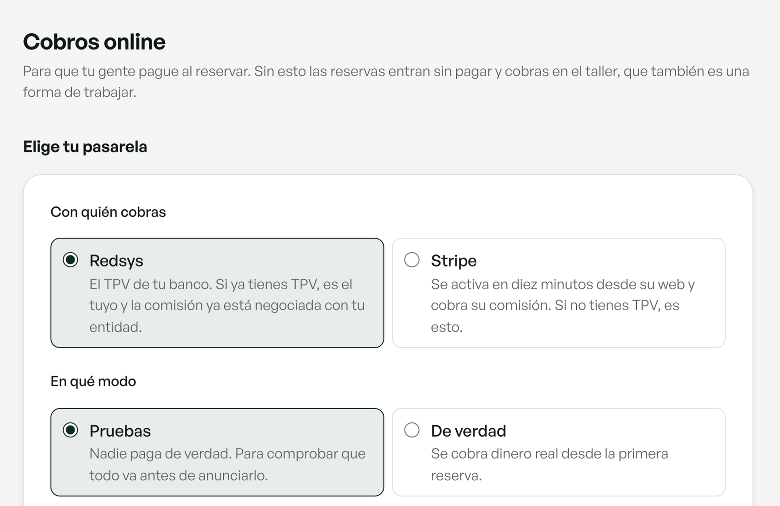 La pantalla de Cobros online del panel de Aforo: arriba se elige con quién se cobra, Redsys o Stripe, cada uno con una línea que explica cuándo conviene, y debajo si se cobra en modo de pruebas o de verdad